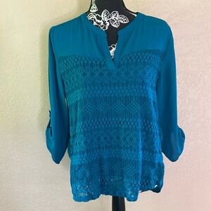PM B.L.E.U. BLUE-GREEN LINED LACE FRONT HIGH LOW HEM V SIDE VENTS BUTTON SLEEVE